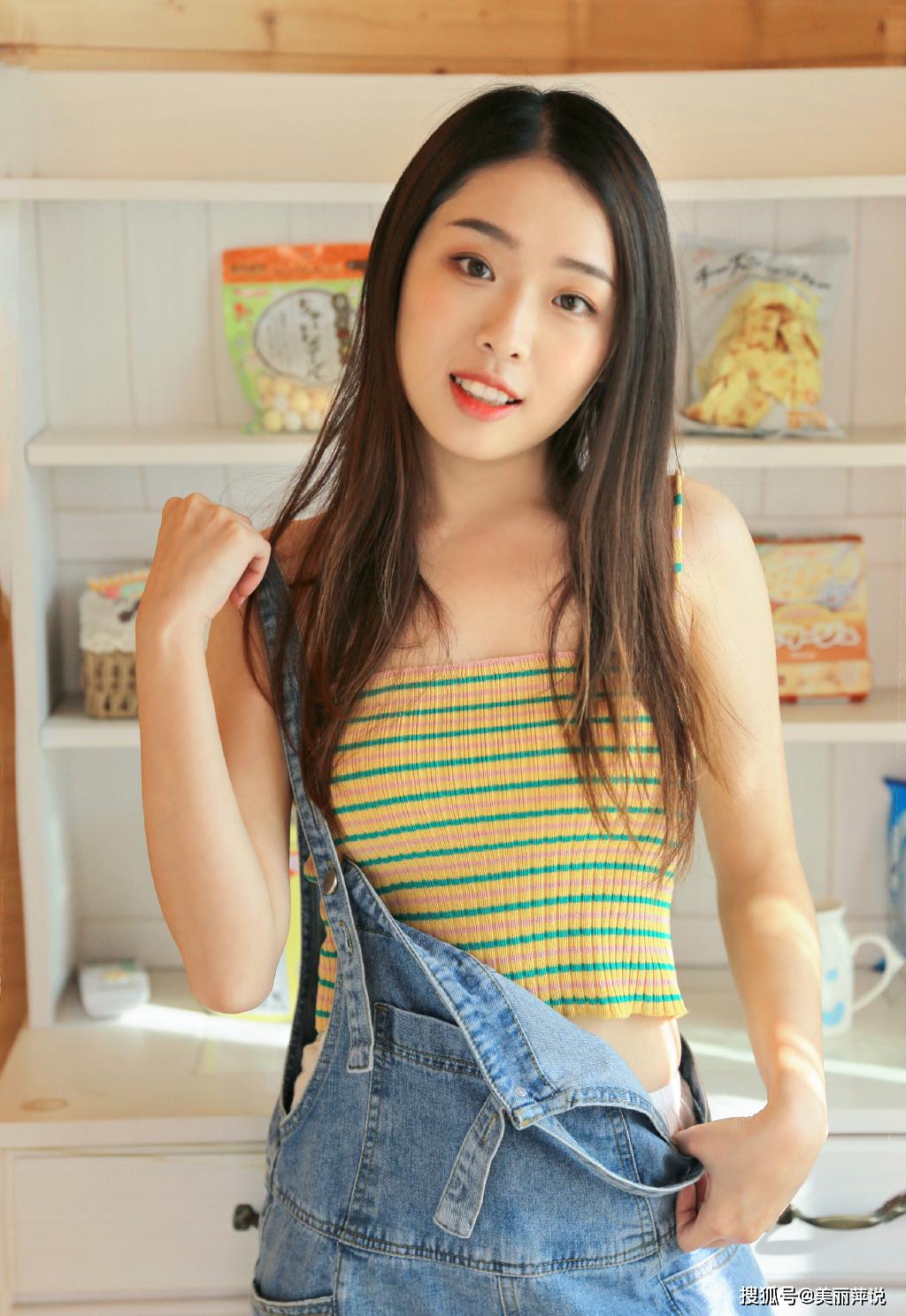 美女街拍:甜美可爱女生吊带,背带裤性感撩人写真