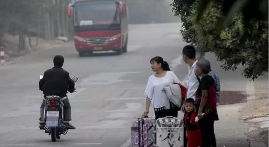 “妈妈，你说要带我一起走的”，孩子把东西收拾好，妈妈却先走了