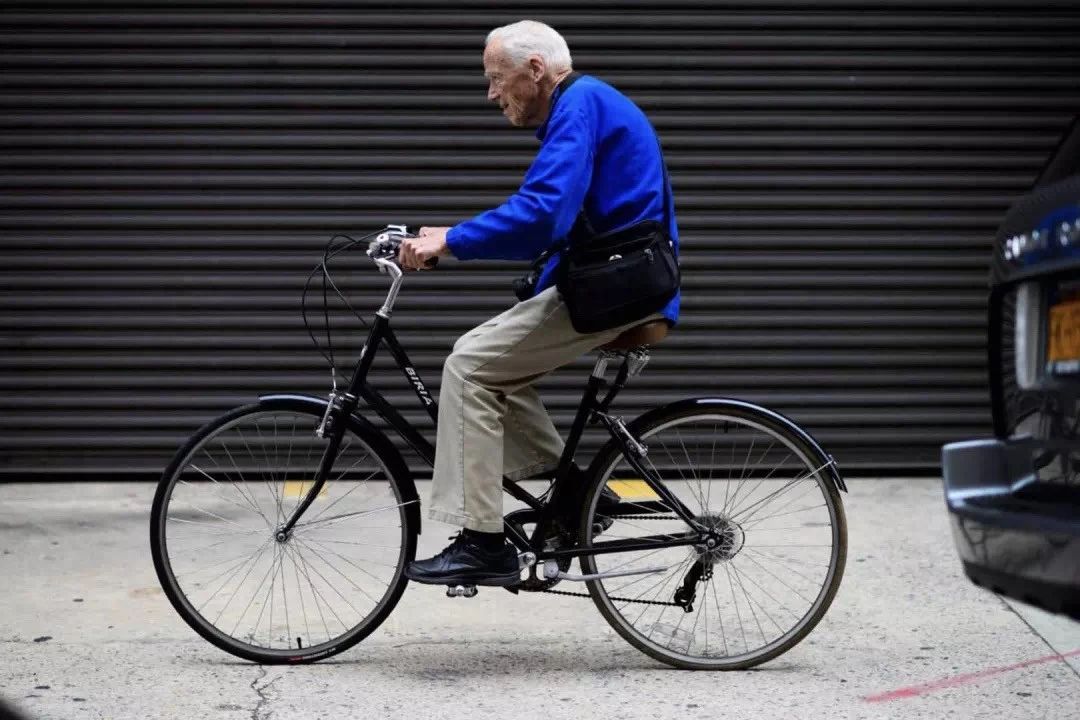 这是一部关于街拍鼻祖比尔·坎宁安(bill cunningham)的纪录片.