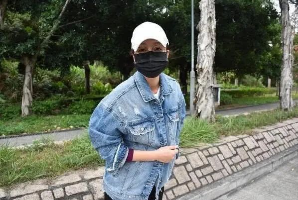 童年女神罕见露面晒孕肚！嫩男老公情史糜烂臭