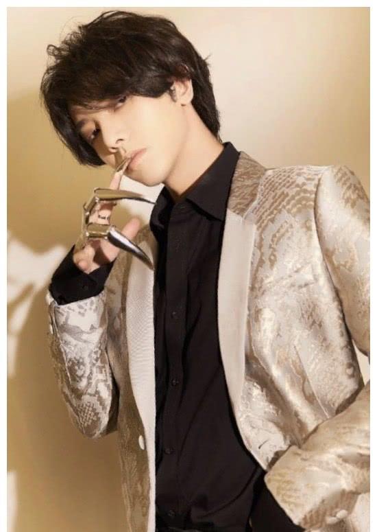 华晨宇剑走偏锋看清他手指上戴的东西网友被蔡徐坤传染了