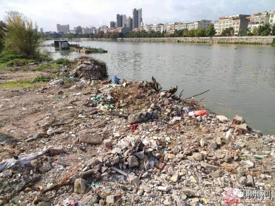 北流检察助推圭江河岸建筑垃圾整治