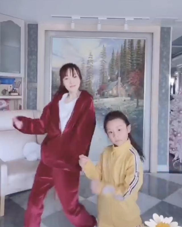从明星沦落到网红？李小璐翻牌疑回应：只要是