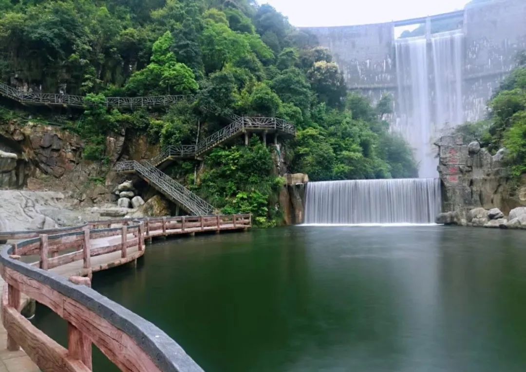 圣井山大峡谷,位于鹰潭市上清国家森林公园内地属亚热带温湿气候区.