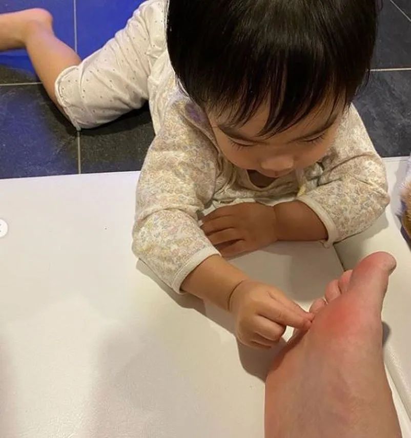 陈柏宇让1岁女儿帮他撕脚皮，网友：太恶心了