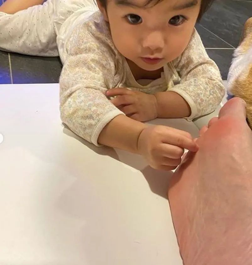 陈柏宇让1岁女儿帮他撕脚皮，网友：太恶心了