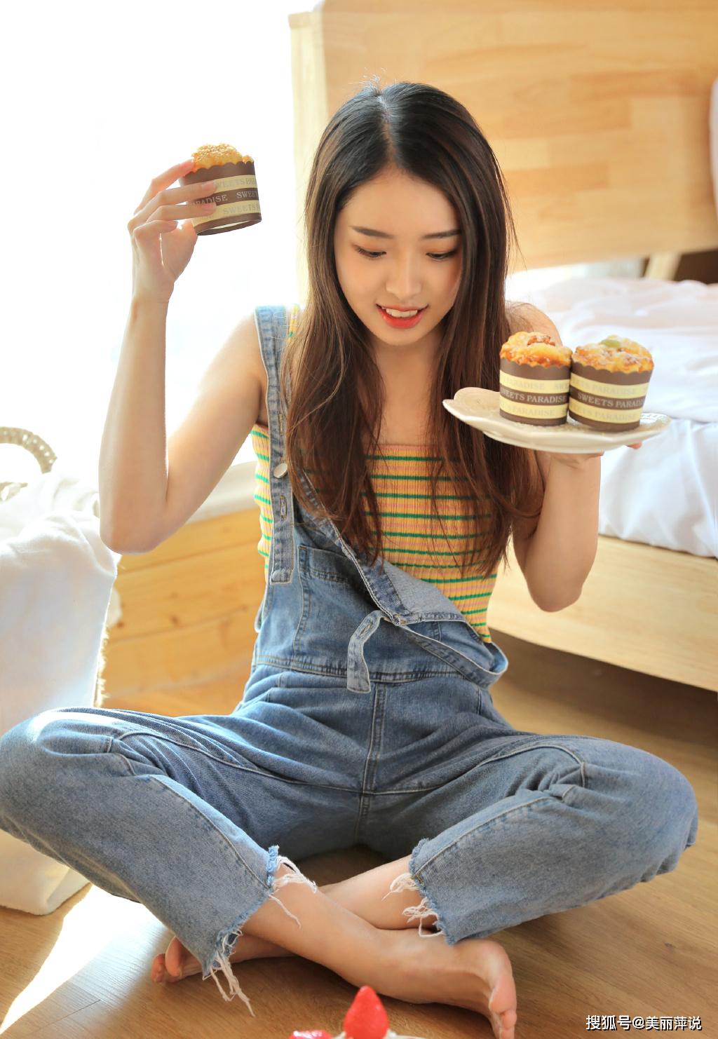 美女街拍:甜美可爱女生吊带,背带裤性感撩人写真