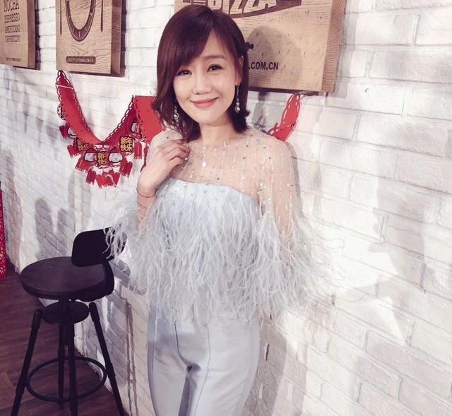 薛佳凝聚会后牵神秘男热聊，神态举止非常亲密