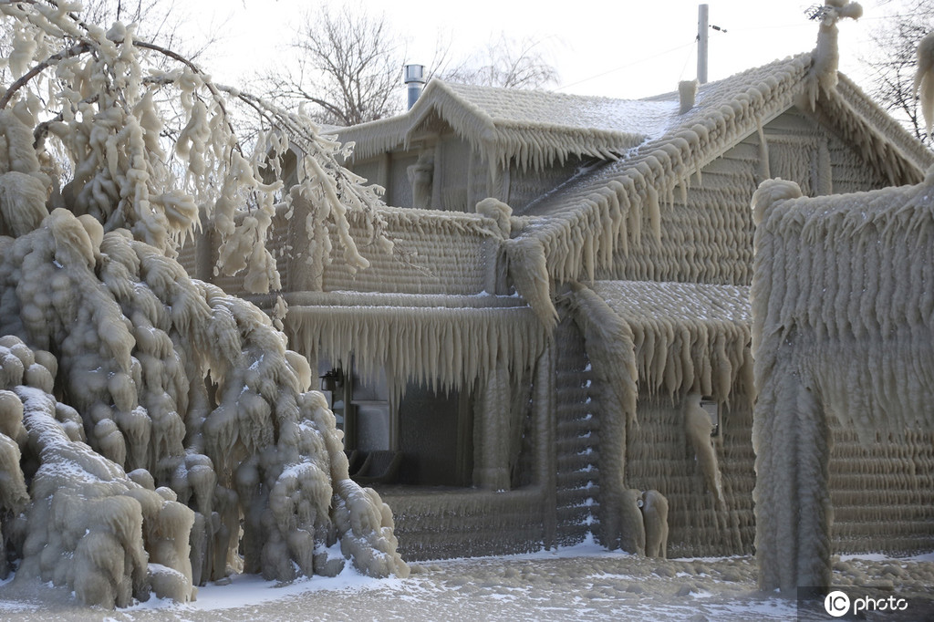 风雪与巨浪合体 美国胡佛海滩变"冰封仙境"