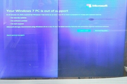 尴尬一幕：英国地铁站电子显示屏出现微软Windows7全屏升级提示