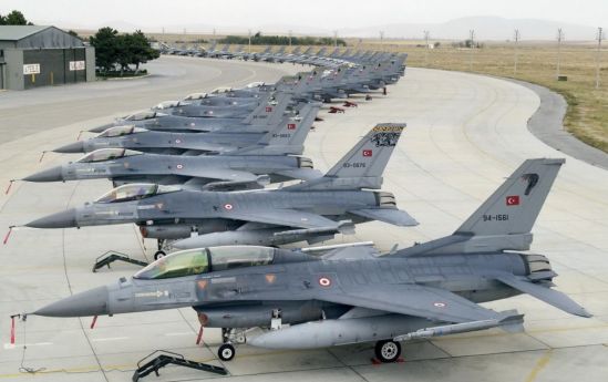 蹲在边境上碰瓷，叙利亚2架苏24被土耳其F-16击落