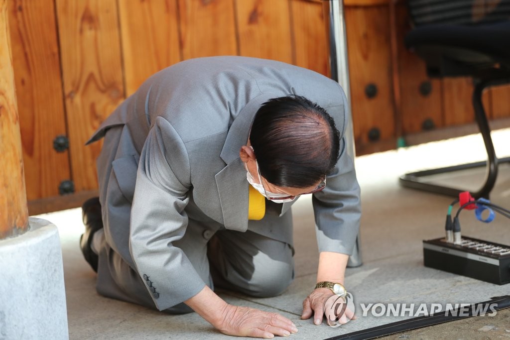 起底“新天地教会”:引爆韩国疫情的“黑金”邪教