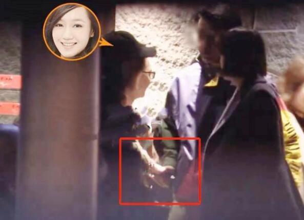 薛佳凝聚会后牵神秘男热聊，神态举止非常亲密