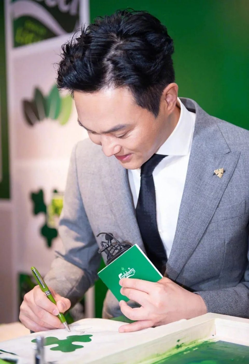 张智霖 老是嫌硬直发难以塑形,抓纹理的,在卷发之后造型困难就迎刃而