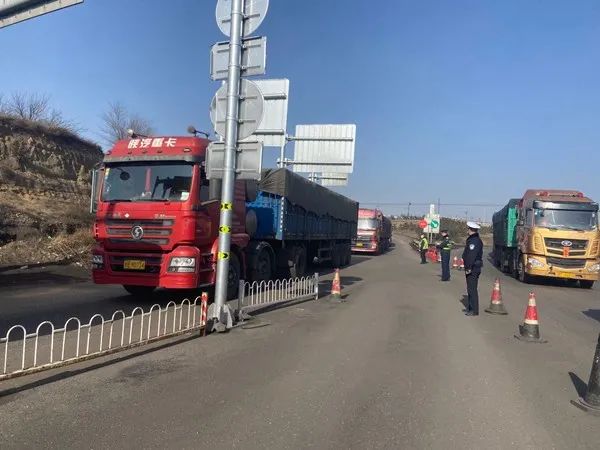 荣乌高速公路大队基层中队联合路政执法部门开展货运车辆治超专项整治工作