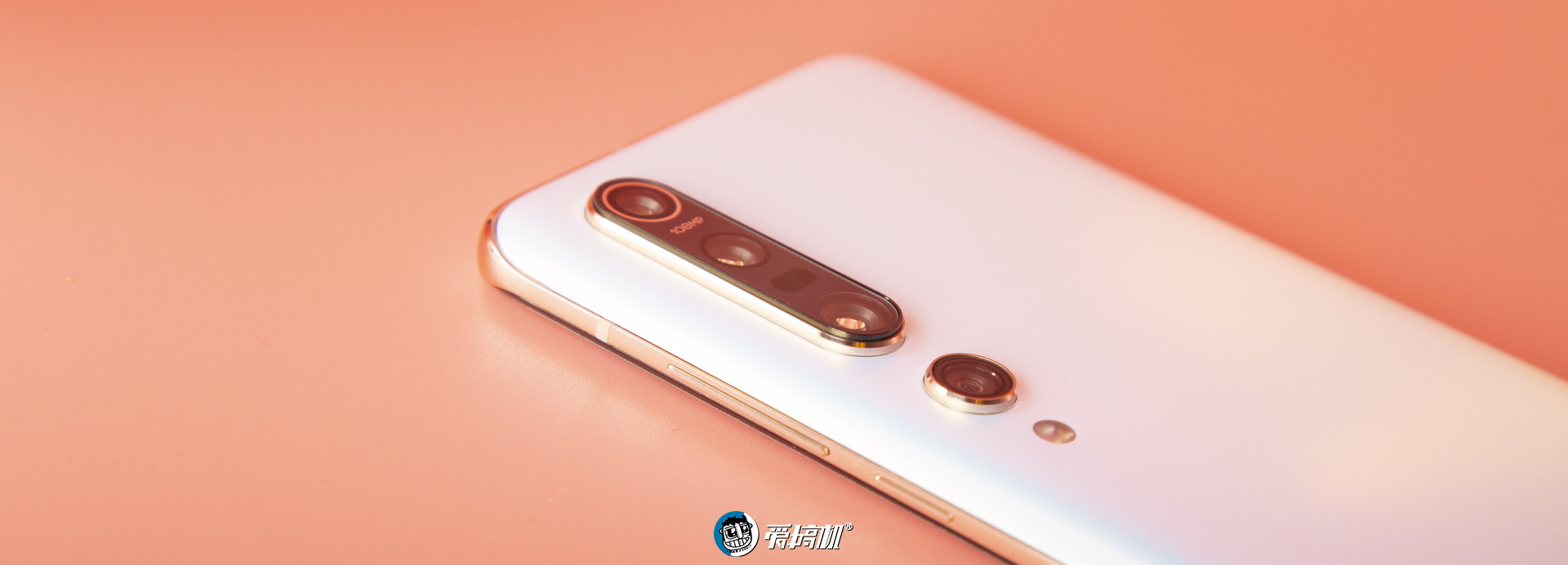 再来看到背面的设计,整体设计延续小米 cc9 pro,4 摄纵向排列,摄像头