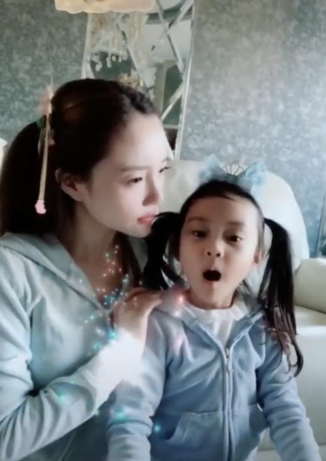 从明星沦落到网红？李小璐翻牌疑回应：只要是