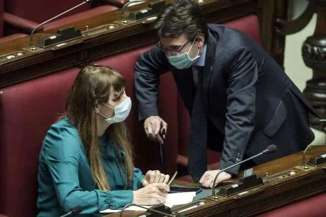 官员戴口罩开会被嘲笑，当即摘掉怒斥同僚：我