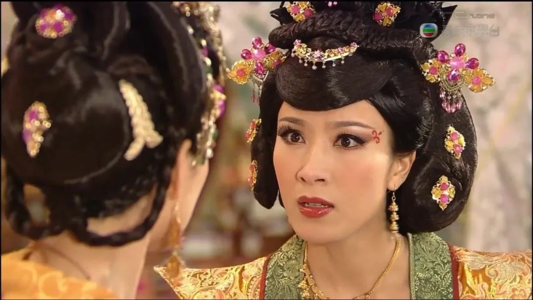 童年女神罕见露面晒孕肚！嫩男老公情史糜烂臭