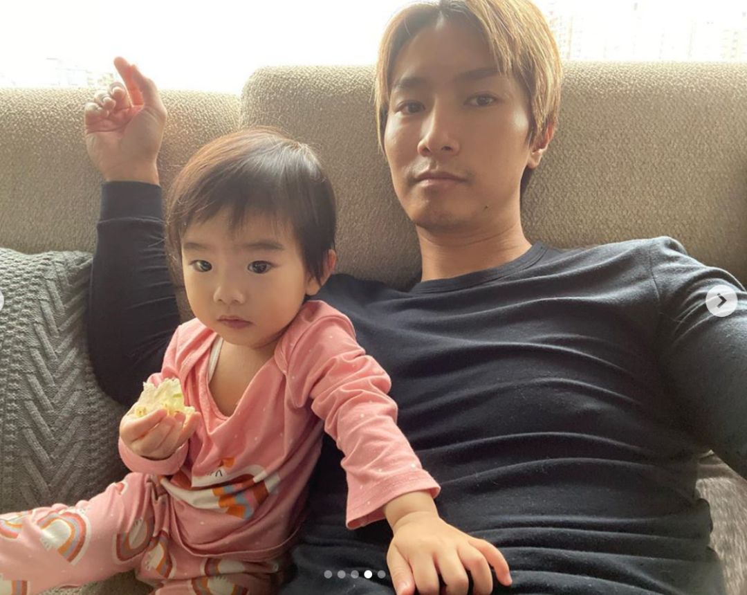 陈柏宇让1岁女儿帮他撕脚皮，网友：太恶心了