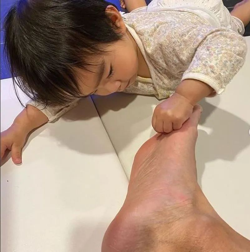 陈柏宇让1岁女儿帮他撕脚皮，网友：太恶心了