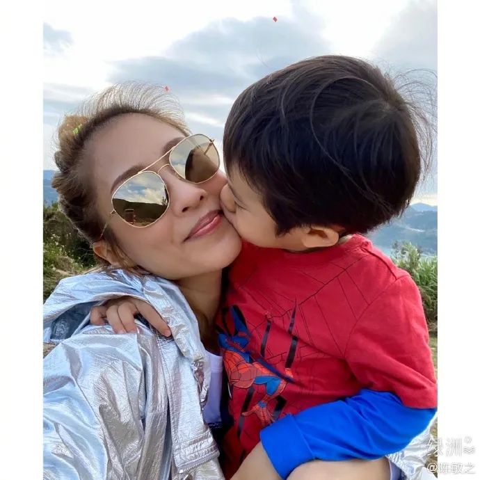 陈柏宇让1岁女儿帮他撕脚皮，网友：太恶心了