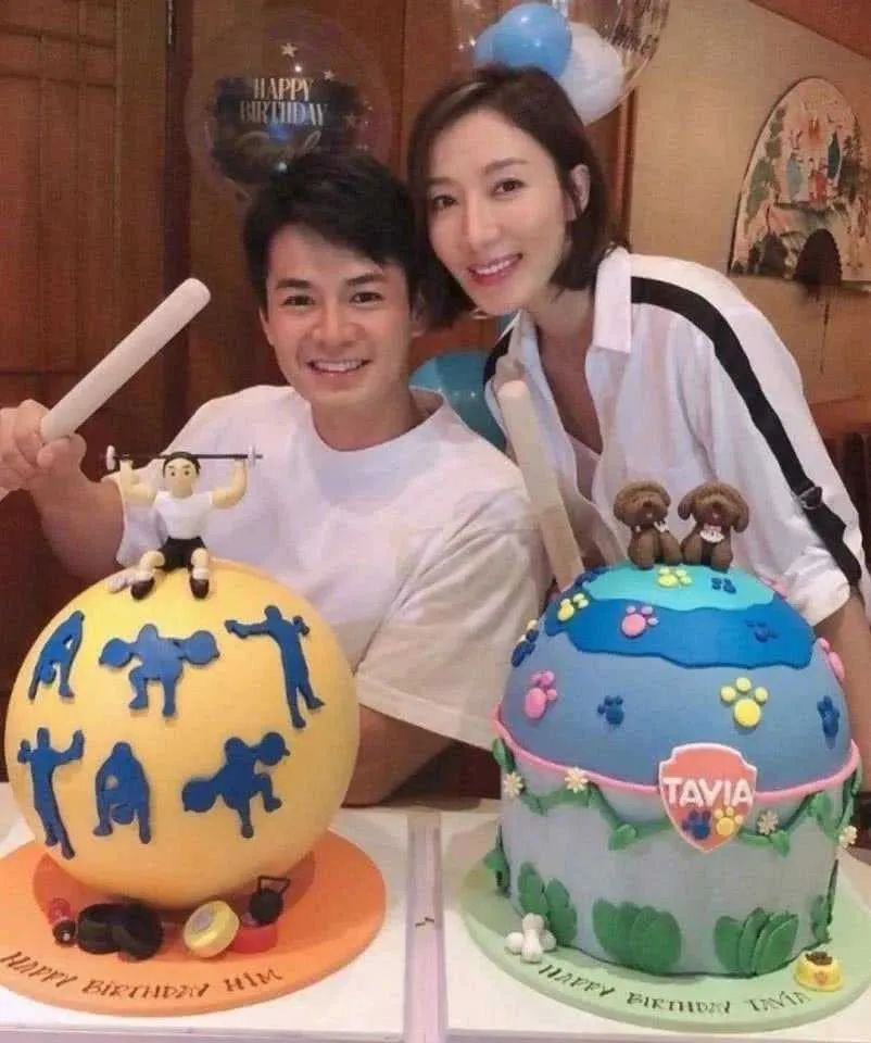 童年女神罕见露面晒孕肚！嫩男老公情史糜烂臭