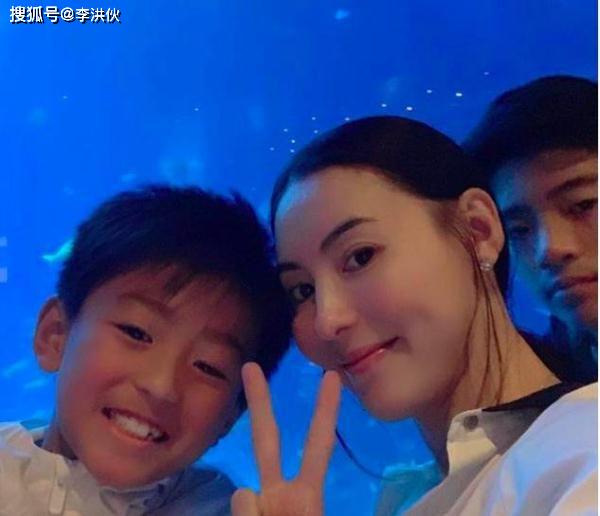 张柏芝苦尽甘来，三个儿子围着她转，晒神秘男