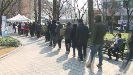 为买5个口罩 有韩国民众凌晨四点去排队