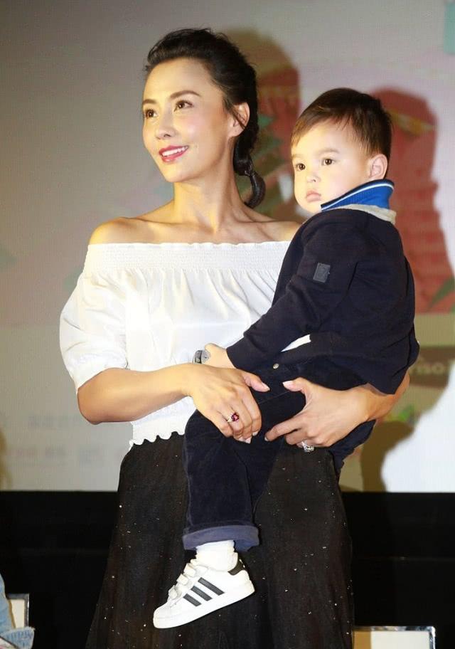 吴奇隆前妻马雅舒身材太好透视纱裙配西装精致身材曲线凹凸