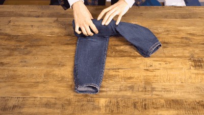 step  : 再将折起来的裤子的裤腿翻过来,套住整个裤就可以防止裤腿