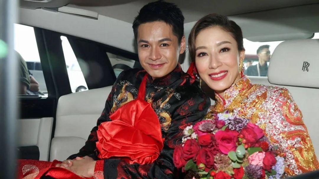 童年女神罕见露面晒孕肚！嫩男老公情史糜烂臭