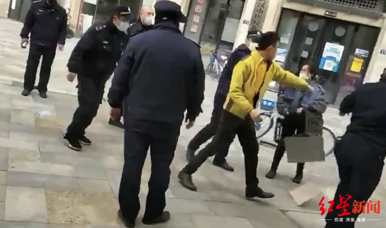 武汉城管围殴配菜员，劝导沟通何至于争执殴打？