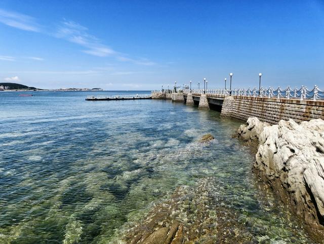 青岛栈桥是青岛海滨风景区的景点之一,全长440米,宽8米