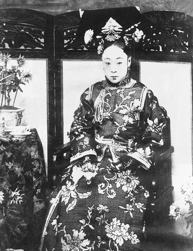 1921年,溥仪在宫中与瑾太妃发生了冲突,幼兰被端康太妃召进宫中严加