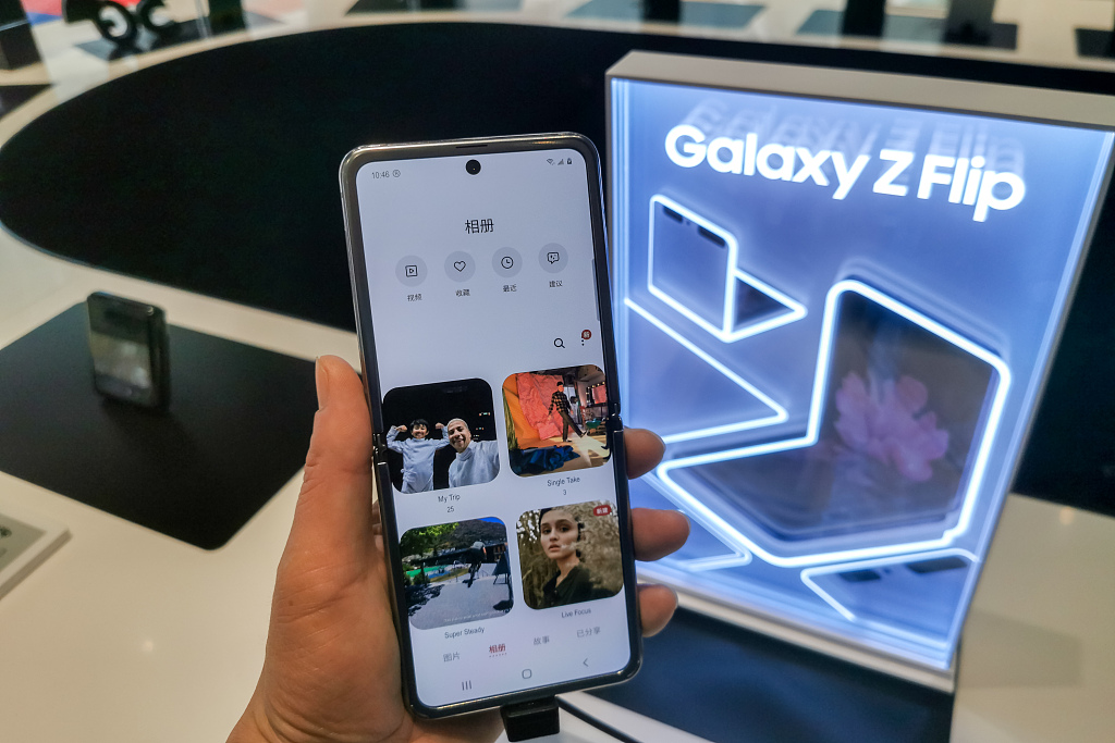 三星翻盖折叠手机Galaxy Z Flip亮相上海旗舰店