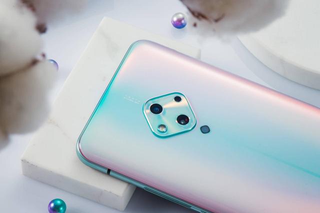 颜值就是“正义”，女神节爆款竟是一款拍照手机？