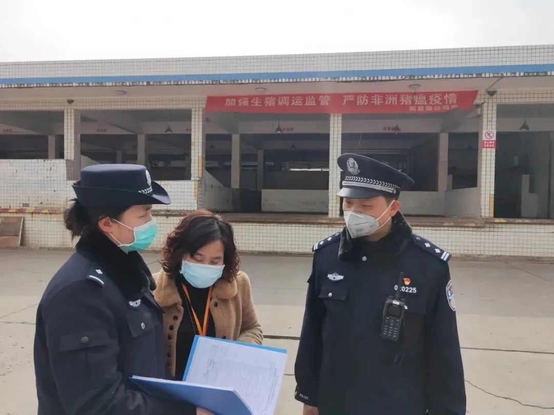四川自贡禁毒民警:关键时刻,上!