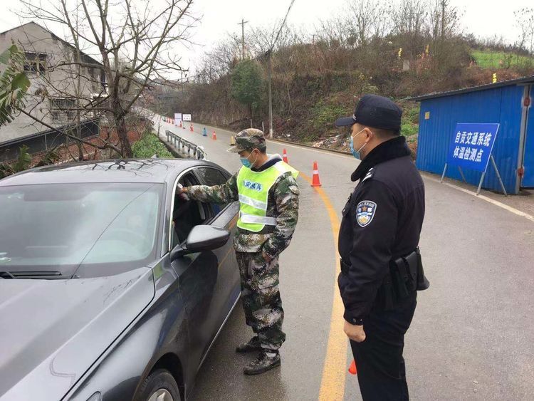 四川自贡禁毒民警关键时刻上