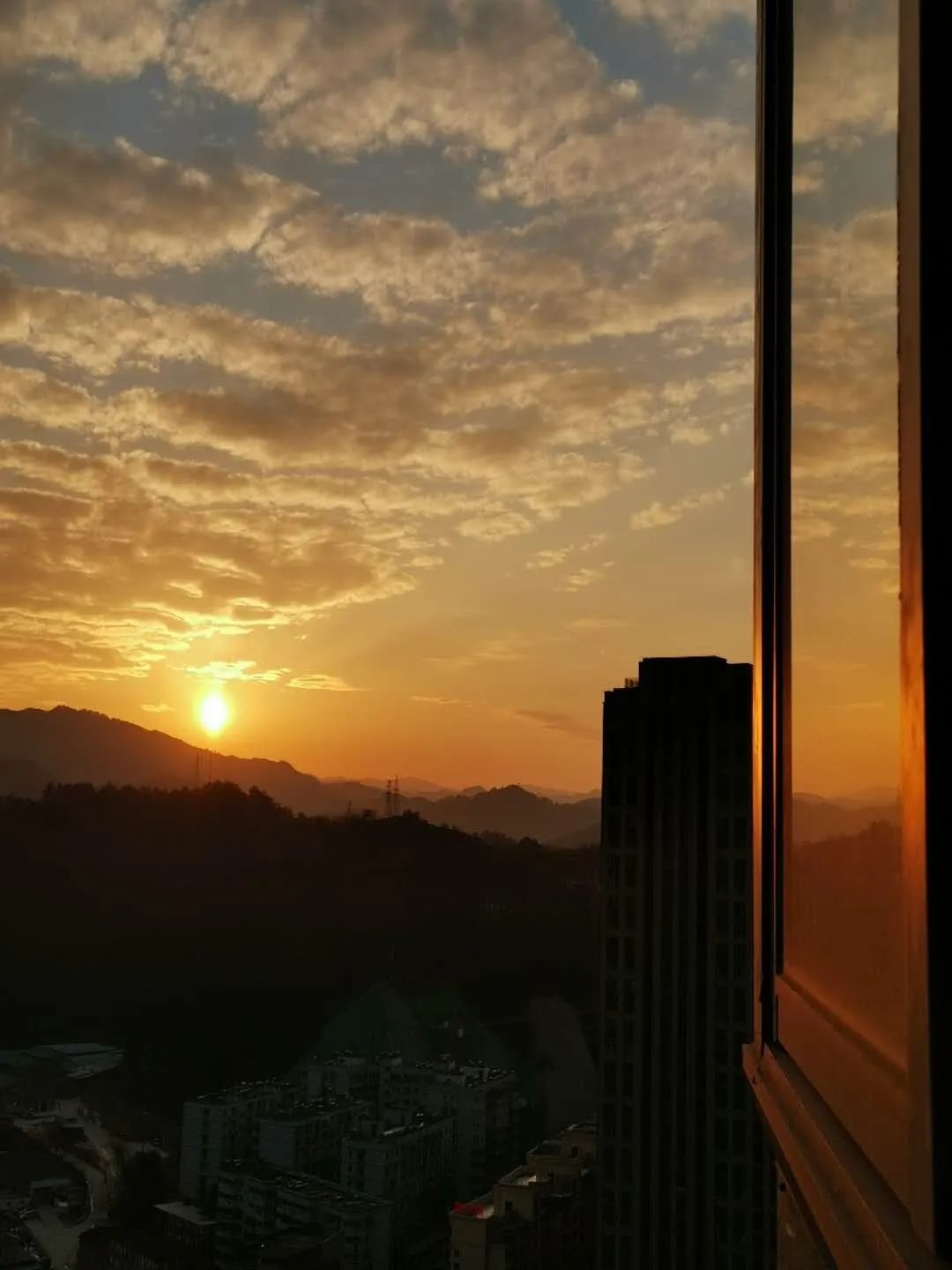 十堰人随手拍下的"窗景",第一张就让人泪目.
