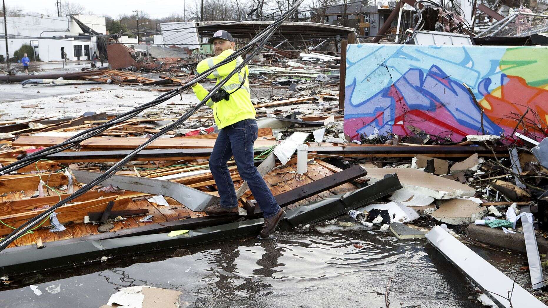 美国田纳西州中部地区遭超强龙卷风袭击,已造成25人死亡