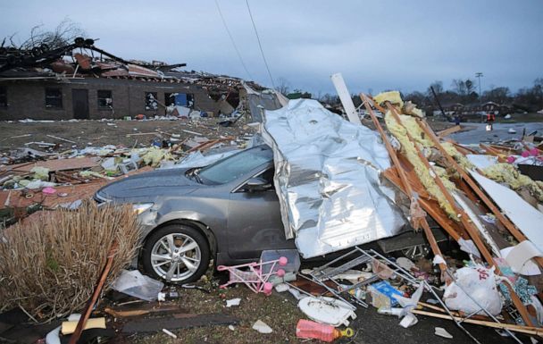 龙卷风袭击美国田纳西州已致25人死,飓风掀翻飞机吹垮房屋