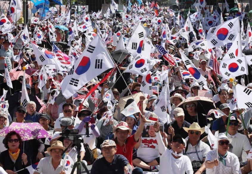 疫情泛滥之际,美国使用极端手段向韩施压,民众怒吼:滚出韩国