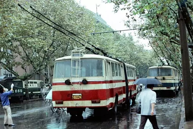 老照片:1983年全国古朴环保的城市公交车