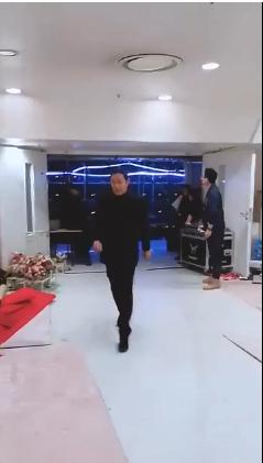 65岁陈道明风度翩翩，为角色自我管理，曾自制皮