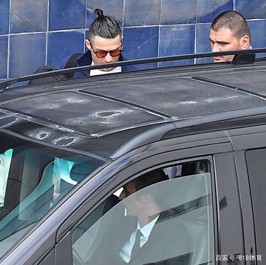 C罗乘私人飞机回乡探母！68岁继父送医及时罗妈