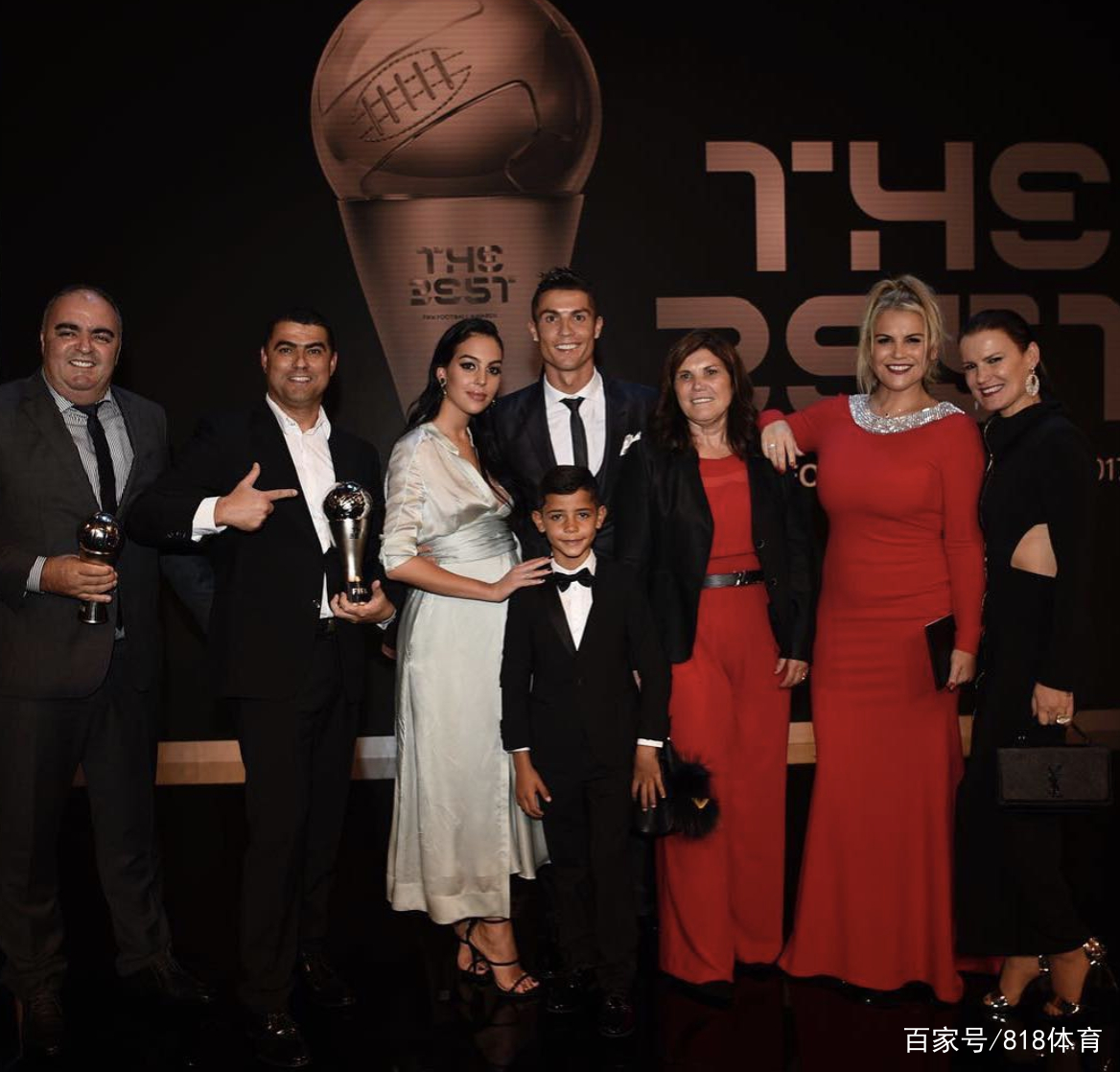 C罗乘私人飞机回乡探母！68岁继父送医及时罗妈