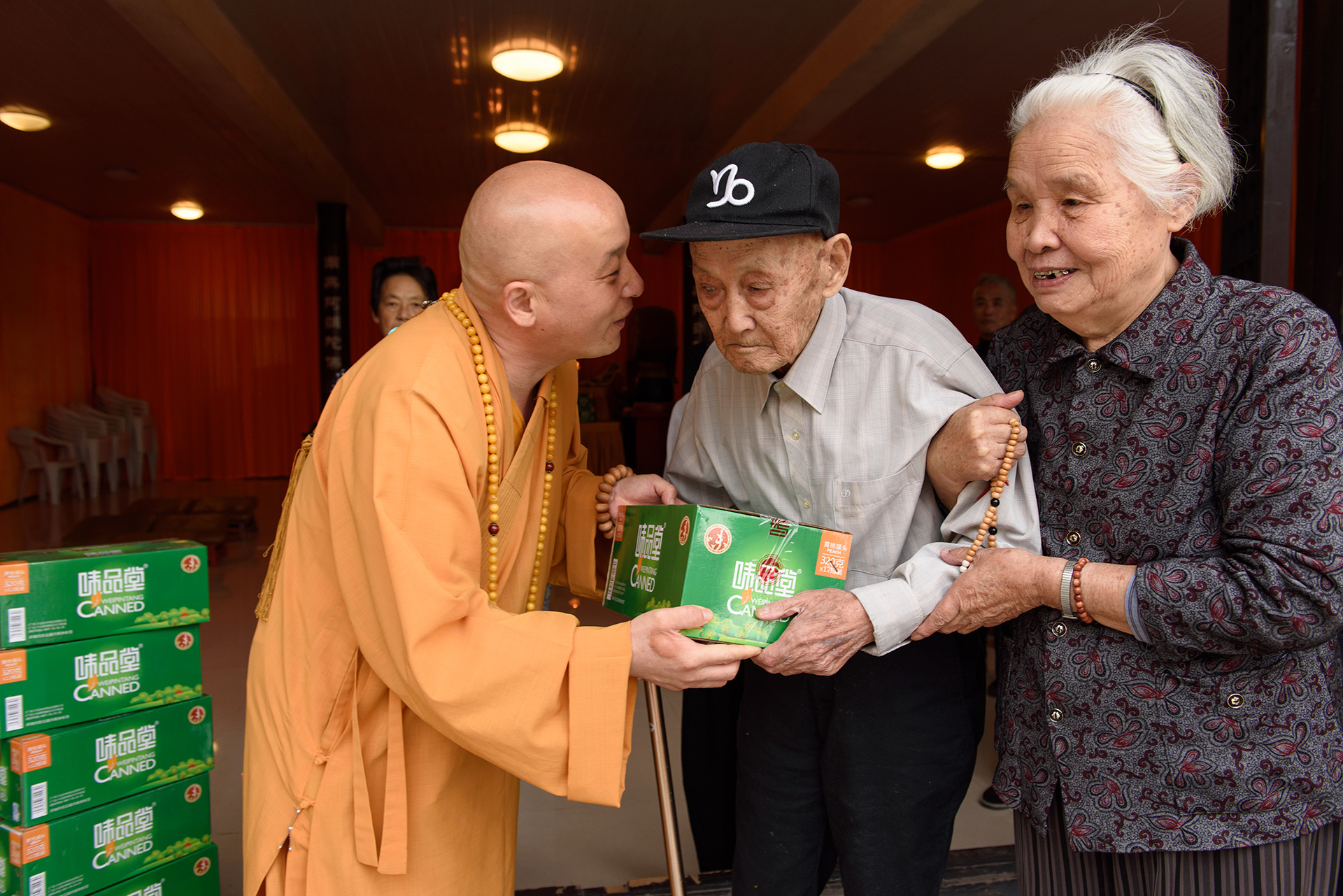 玉泉讲寺慰问抗"疫"一线 惟慈法师作表率,彰显佛教子弟爱国利民的情怀