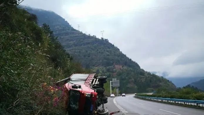 12 时 20 分左右,该货车行至蓉遵高速公路赤水至习水方向元厚路段时