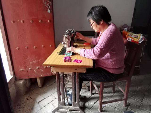 《在农村，有人到处打听，300块1台收旧缝纫机，要是你，会卖吗？》